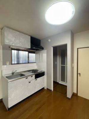 ミニキッチン、奥は脱衣室