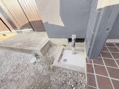 玄関横には蛇口もあり、ペットの足洗いにも◎