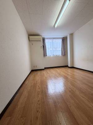 大きな窓で明るいお部屋です！