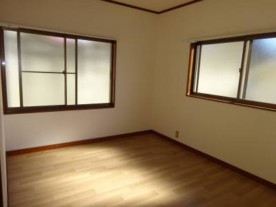 ２階洋室も２面窓で明るいです