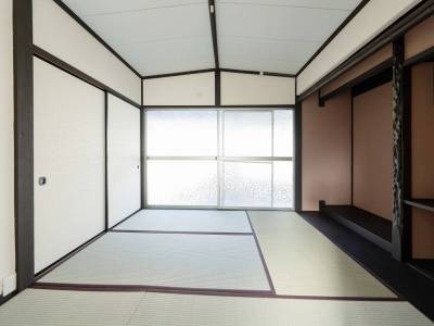 ２階は落ち着いた和室が２部屋あり、畳は新調しています。