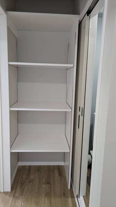 トイレ入り口にも可動棚があります