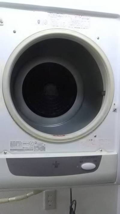 電気乾燥機
この下が室内洗濯機置き場です