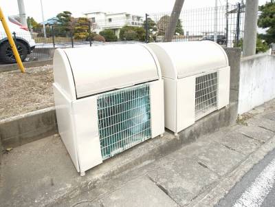 敷地内ゴミ置き場、敷地内なので意外と便利です。