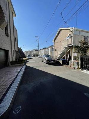前面道路は広く、高級感漂う住宅街です♪