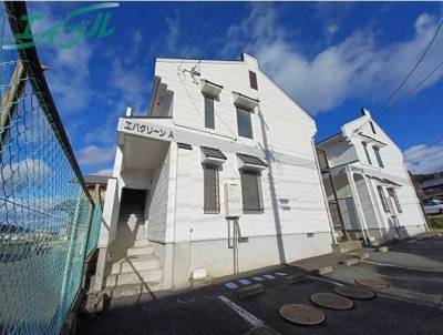 目の前に駐車場があります