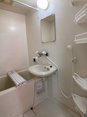 風呂。混合水栓交換済み。棚、風呂蓋付いてます。