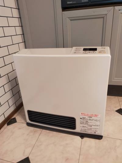 ガスファンヒーター。キッチンも足元あったかですよぉ。