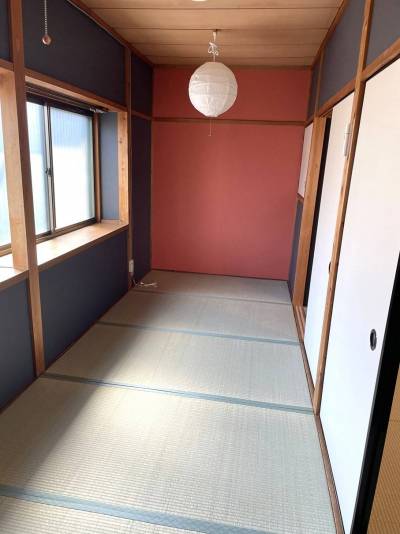2階窓側の明るく、細長い和室。色々な使い方が出来そうです。