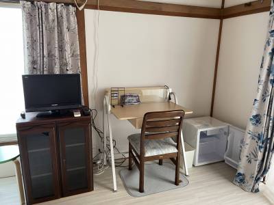 ２階のお部屋にはテレビ、個別の冷蔵庫も置いています。