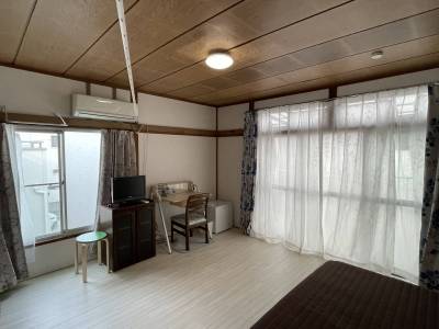 南側のベランダは広く、この部屋からは自由に出入りができます。