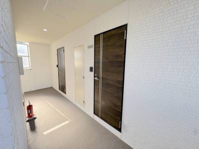 雨に濡れずに部屋に入れる屋内通路・階段