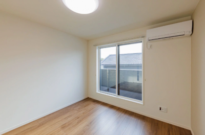 広々、個室で明るい部屋です。
シャッター雨戸有ります。