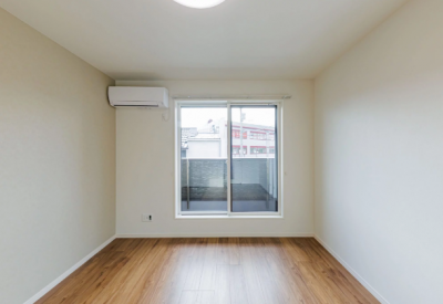 個室照明はリモコン付きで蛍光色～電球色まで調節できます。