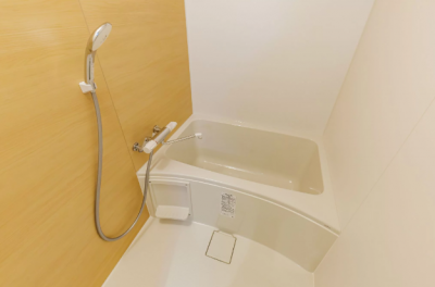 浴室。サーモ水栓で最新式の大型シャワーヘッドです。