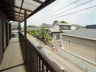 屋根付きの広く長いバルコニーがあります♪