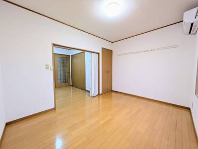 日当り良く、明るいリビングです。奥に収納があります。