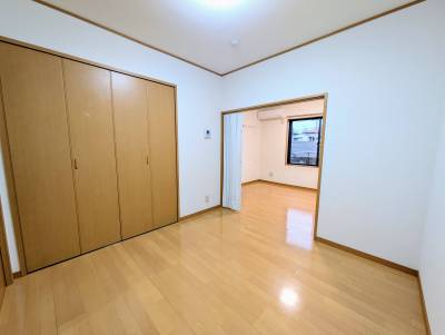 洋室。キッチンとリビングの間のお部屋。フローリング。