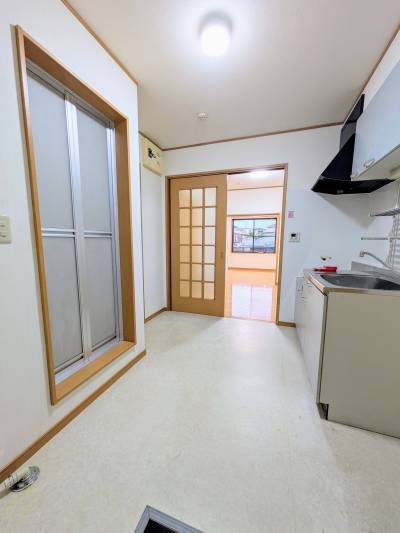 玄関を入った所。左に浴室とトイレ。奥に２部屋。