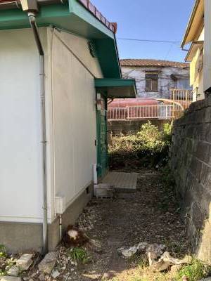 玄関の横に水道があります。