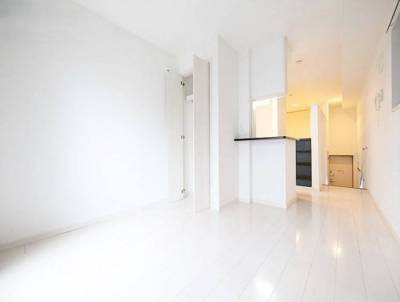 明るい採光のLDK。クローゼットが2つあって嬉しいですね。