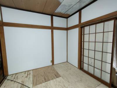 1F 6畳 洋室化 施工中に白い壁にします。クーラーあります