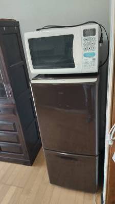 電子レンジや冷凍冷蔵庫が付いています。