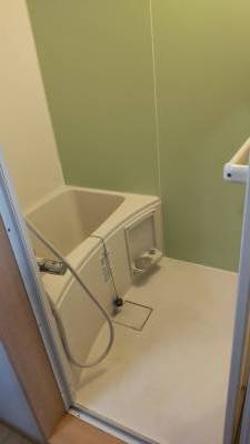 お風呂とトイレは別々です　湯船があるシステムバスルーム