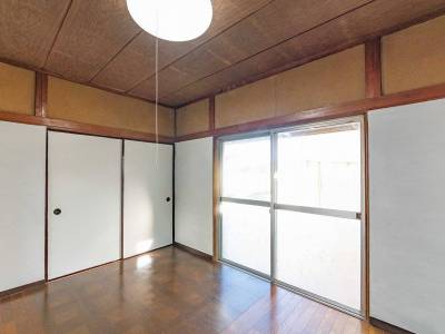 1階リビング。日の光がたくさん入り前方も田園風景で通風良好。