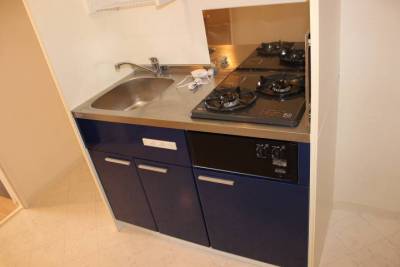 キッチンも清潔で2口コンロ付です。