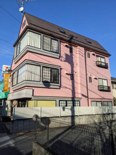 薄いピンクの可愛らしいマンションです