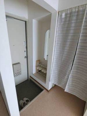 玄関に姿見鏡ありで、おでかけ前の身だしなみチェックOK♪