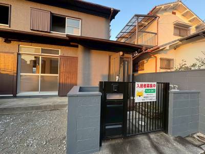 左右には小さいですが花壇もあります。