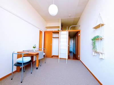 天井も高く開放感あり！ベッドを置かなくて良いので広々快適！