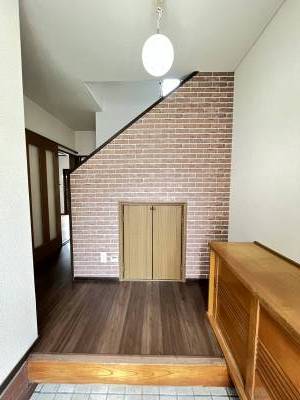 シューズボックスのほか階段下に収納あります！明るい玄関です