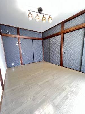 大きな窓と収納がある落ち着いたリビングです。