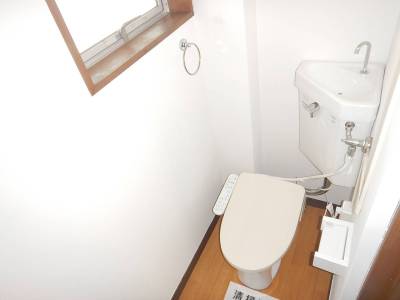 窓付きのトイレです