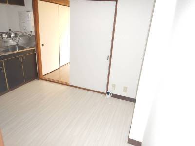 こちらに受付の机を置いてください。
