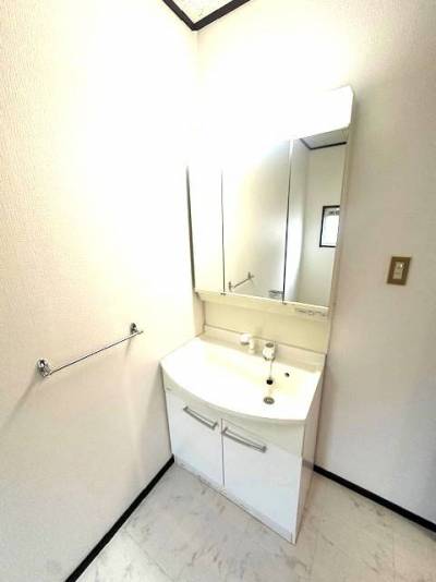 シャワー付の洗面化粧台です。