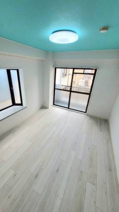 出窓がある居室は視覚的にも広く感じます。