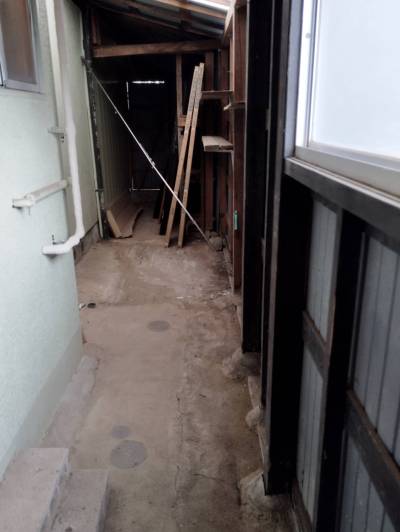 風呂場から通じる物置スペースと洗濯機置き場