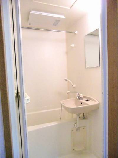 浴室は浴室乾燥機付き