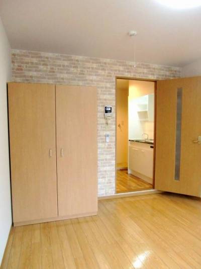 アクセントクロスでお洒落な空間、床は木質調のウッドタイル