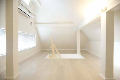 南から日差しが差し込む屋根裏部屋です。