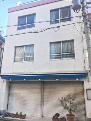 一階は隠れ家レストラン、こだわりの食材で有名です。