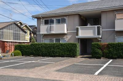 アパートの目の前に駐車場（2台分、縦列）あり。