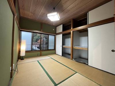 大収納あり、落ち着いた和室