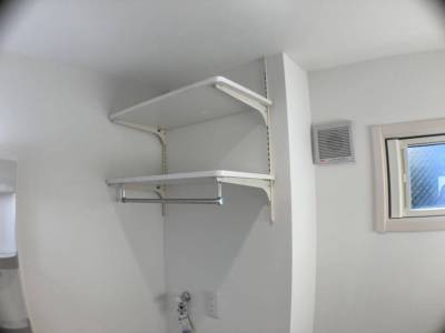 洗面所は、タオルハンガー付き収納棚あり