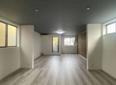 仕切り家具の利用でリビングと寝室を分けることもできます