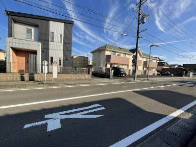 バス停目の前に有ります！